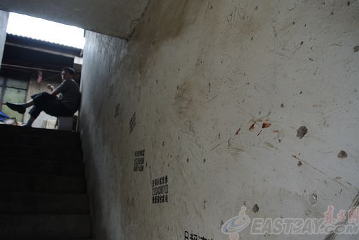 图为华翔路附近的凶案现场楼梯墙壁上留有斑斑血迹。
