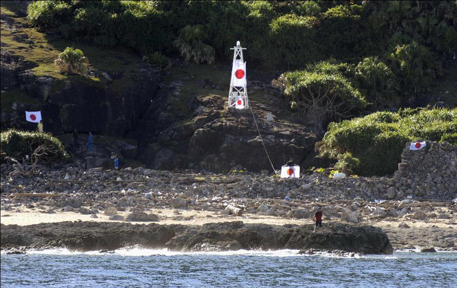 日本右翼登上钓鱼岛