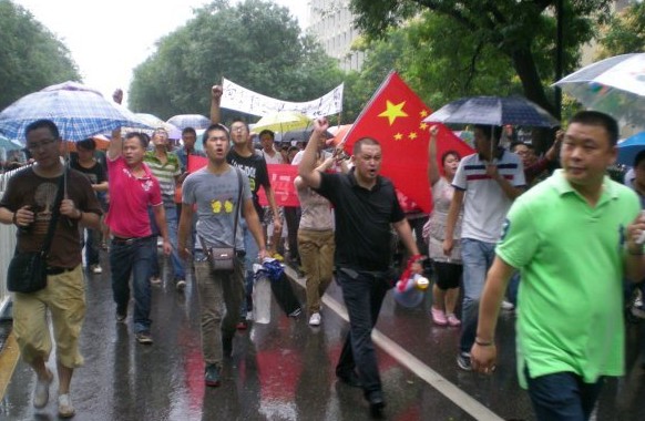 西安民众冒雨参加抗日游行