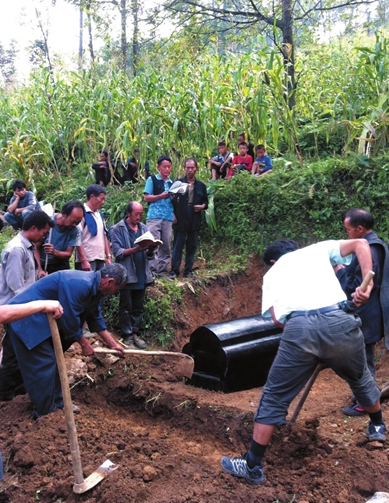 彝良地震:苗族女子的基督葬礼